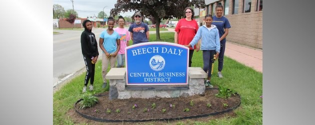 Volunteers help beautify South Beech Daly Volunteers help beautify South Beech Daly